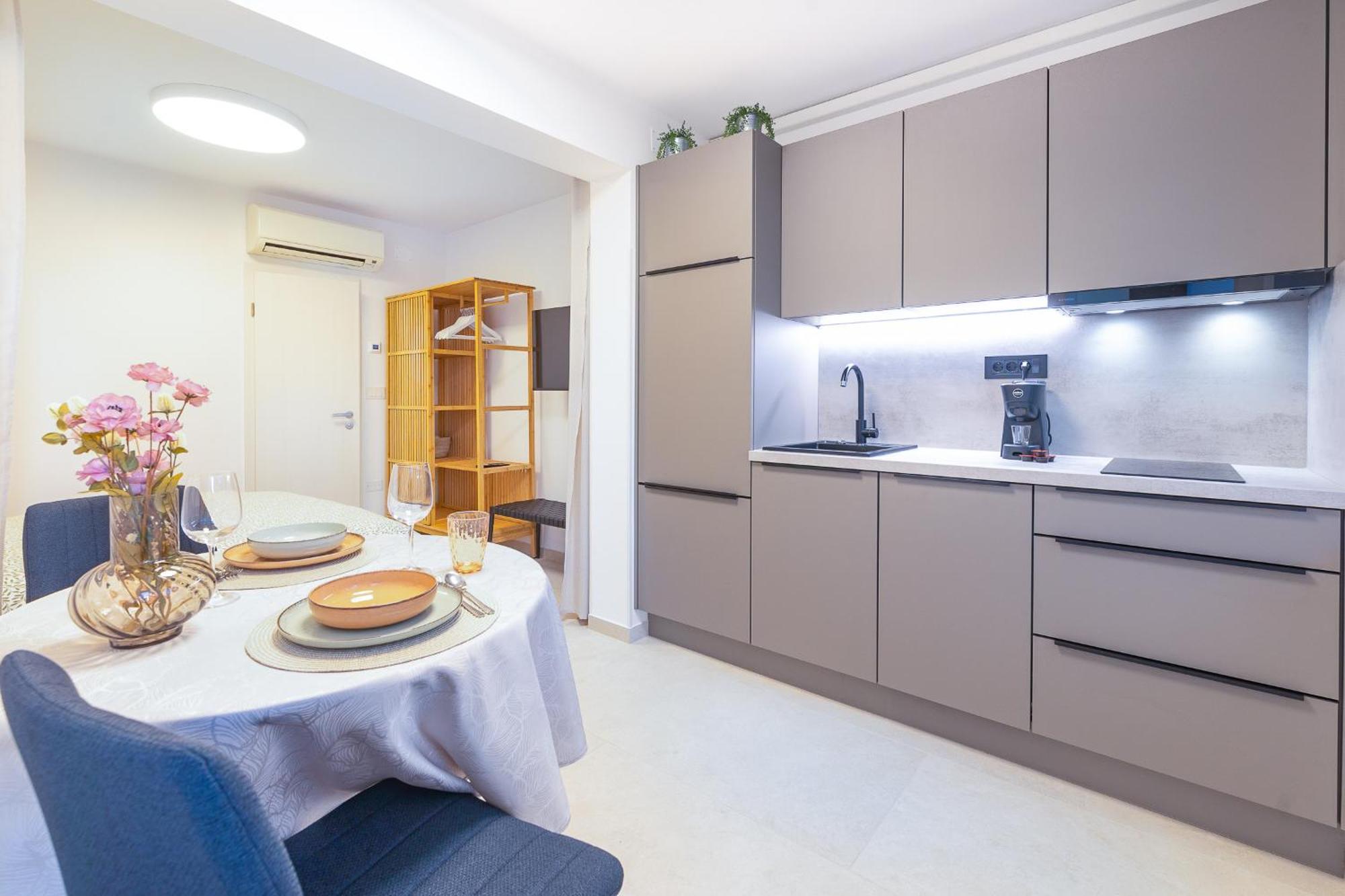 Isolana Apartment Изола Екстериор снимка